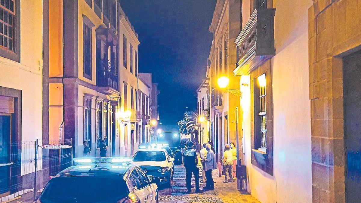 Intervención nocturna de agentes de la Policía Local en las calles de Vegueta.