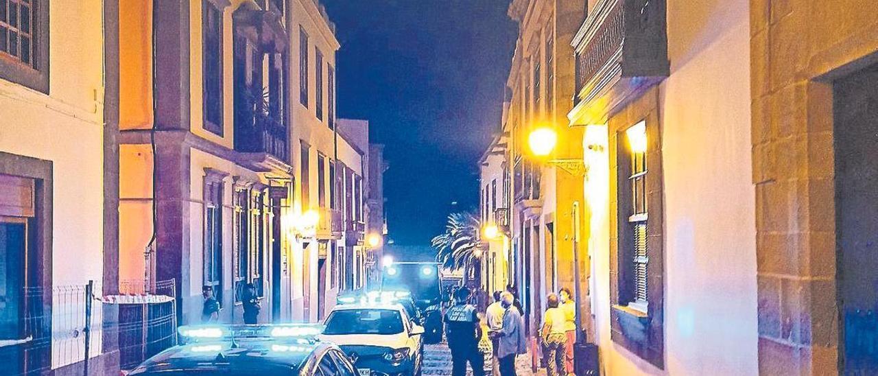 Intervención nocturna de agentes de la Policía Local en las calles de Vegueta.