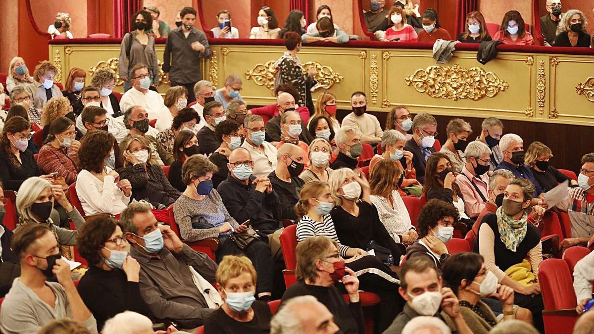 El públic al Teatre Municipal de Girona, ahir al vespre, per veure «Highlands» de Mal Pelo.  | ANIOL RESCLOSA