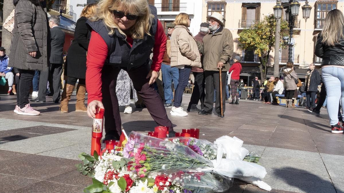 Velas y flores en homenaje al sacristán asesinado en Algeciras.