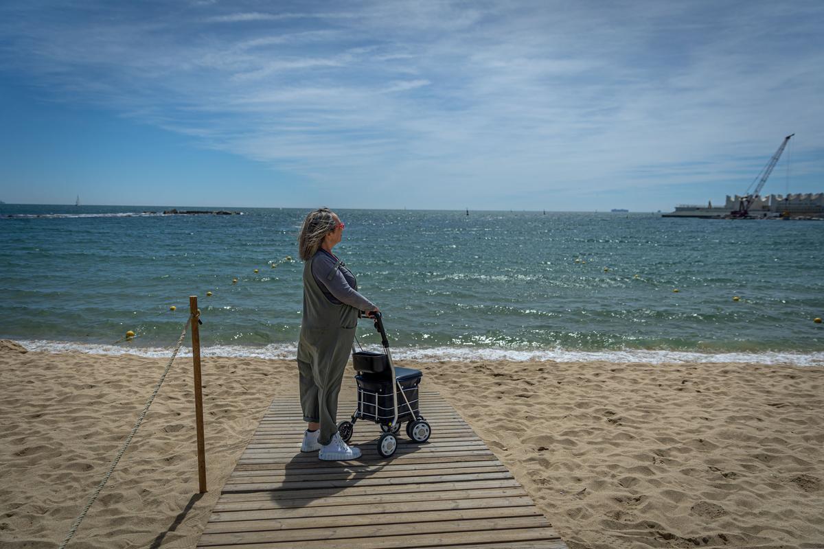 Desengany per als banyistes amb discapacitat a Barcelona: «Només podem veure com els altres es banyen»
