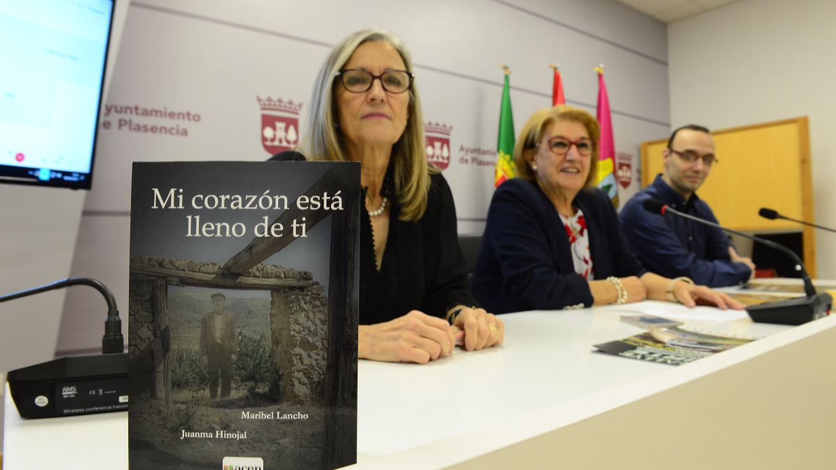 Libro, con los autores y la concejala de Cultura de Plasencia.