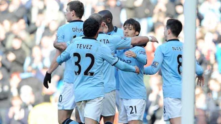 David Silva es felicitado por sus compañeros.