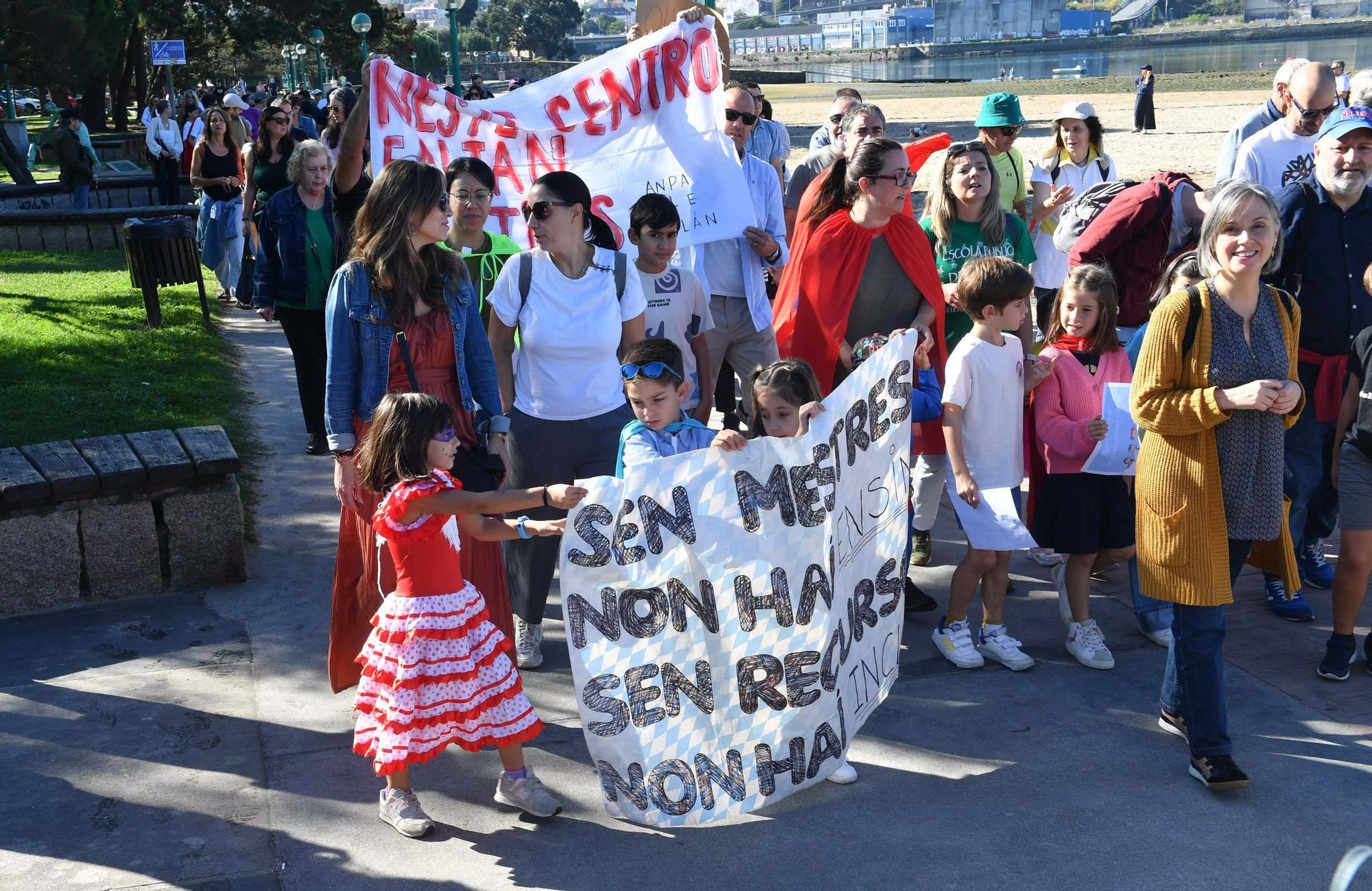 Caminata en Oleiros para reclamar más docentes en el colegio Valle-Inclán
