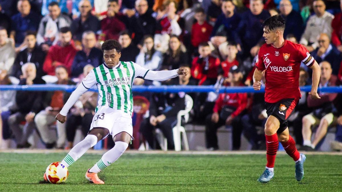 Marcelo Timorán controla el balón ante un rival del Cieza.