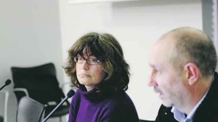 Beatriz González y Paco Ramos, ayer, en el Antiguo Instituto Jovellanos.