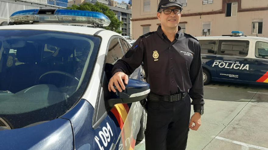 El inspector Roberto Sáez en la Comisaría de Distrito Sur de Santa Cruz.