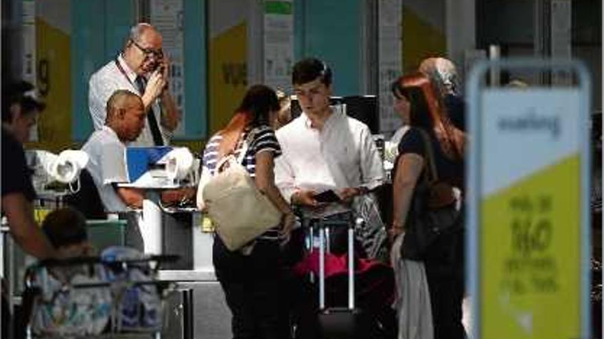 Passatgers afectats per les incidències provocades per Vueling a l&#039;aeroport del Prat.