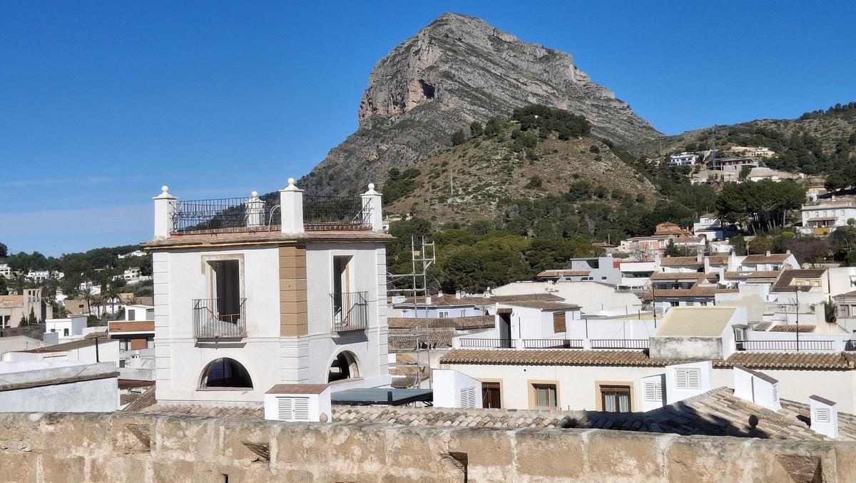 La torre blanca sobresale en el perfil del centro histórico de Xàbia