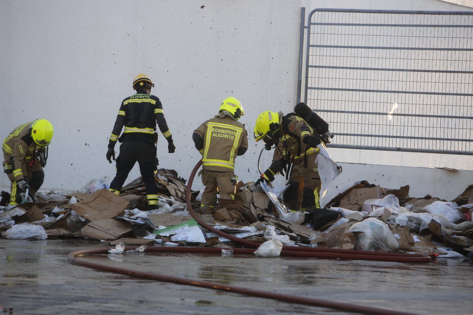 Los bomberos sofocan un incendio en Decathlon Alicante