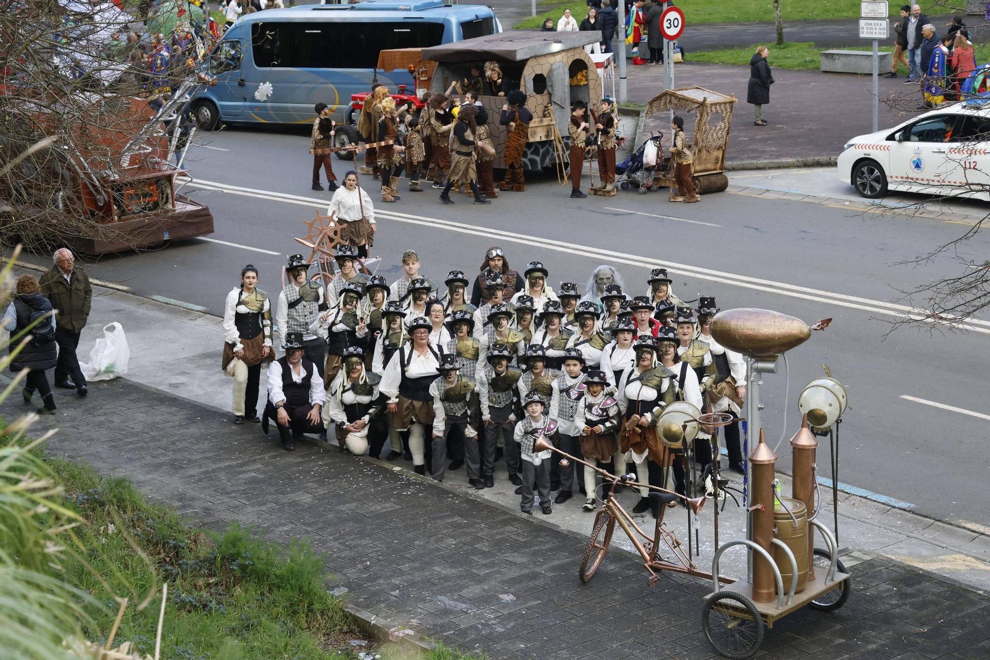 Santiago disfruta del tradicional desfile de martes de Entroido