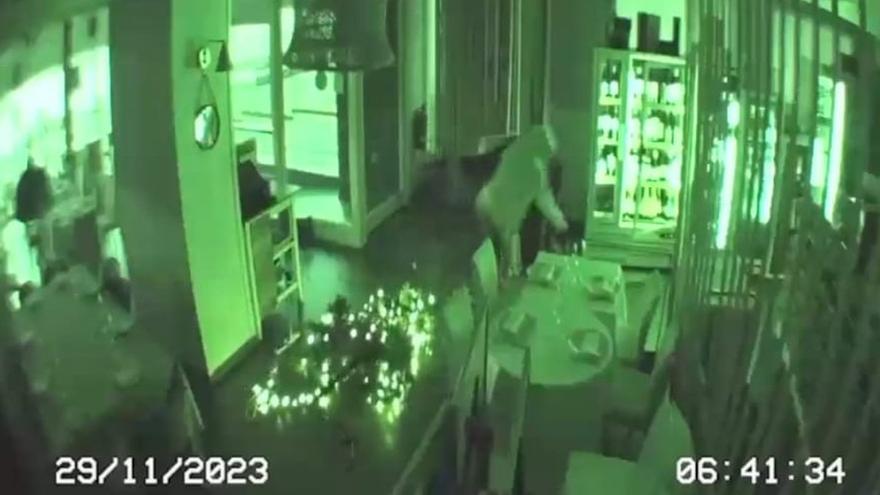 Un restaurante de Castellón denuncia el robo de tres botellas de Don Perignon y una estrella de Swarovski en su árbol de Navidad
