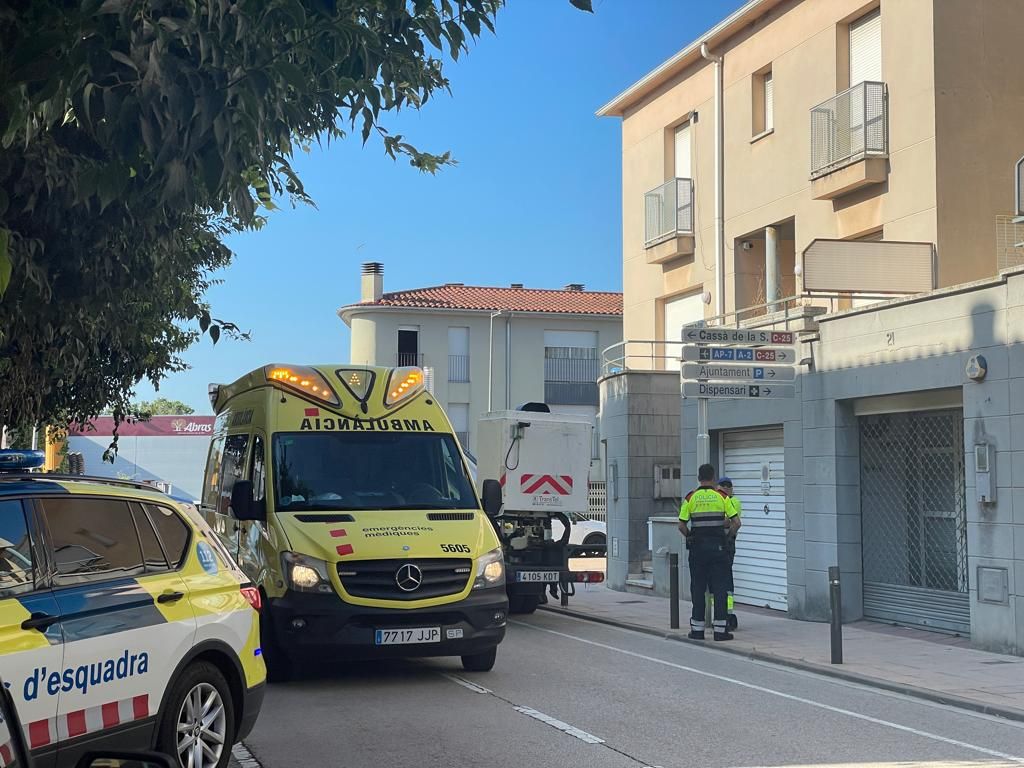 Un conductor d'una grua queda inconscient al volant, s'accidenta i destrossa dues pilones a Riudellots