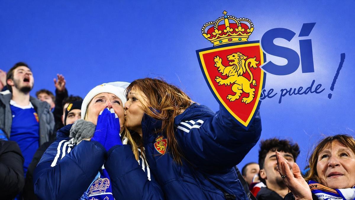 Una aficionada le da un beso a otra tras uno de los dos goles contra el Racing, el pasado domingo en el Ibercaja Estadio.