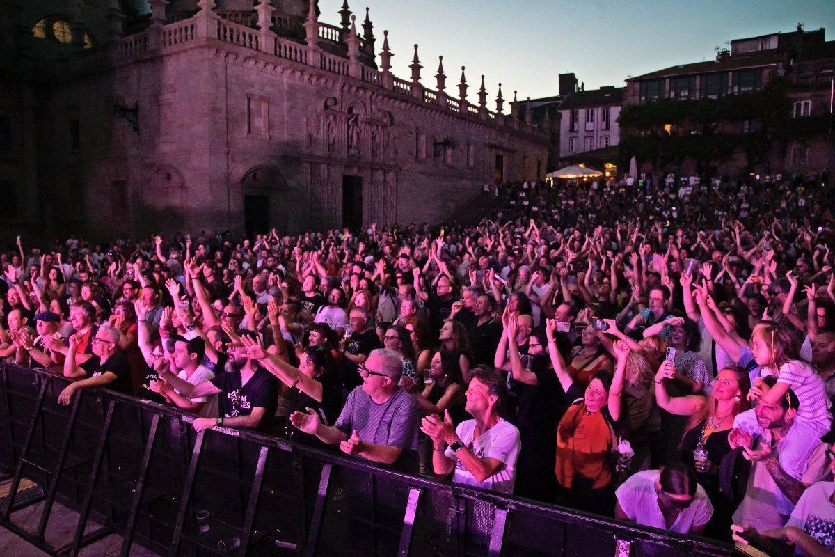 Parte del  público durante el concierto de La Perra Blanco en las Fiestas del Apóstol, en la Quintana.