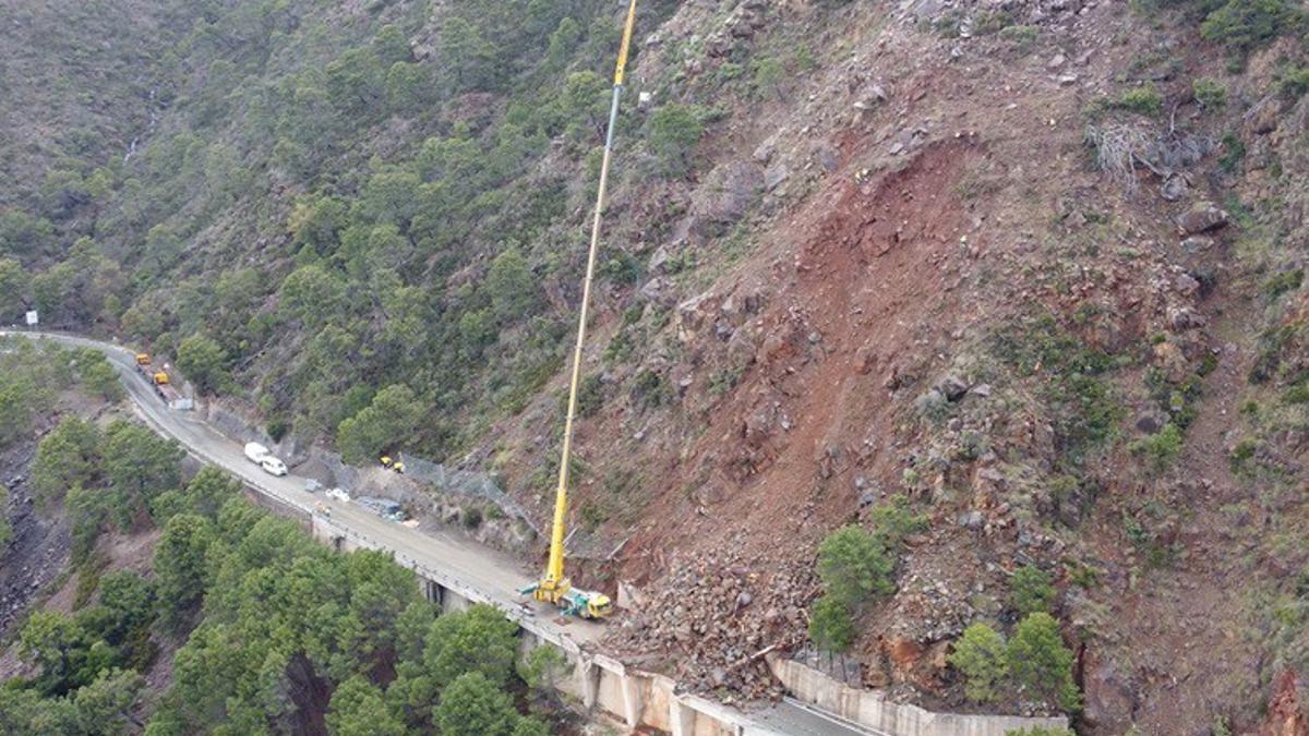 Trabajos para reparar la carretera A-397 entre Ronda y San Pedro.