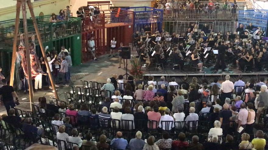 Antitaurinos boicotean la &#039;Serenata al bou&#039; en Vilafamés