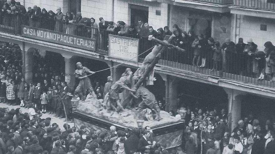 El paso de la Elevación en la Plaza Mayor en la procesión de 1926.