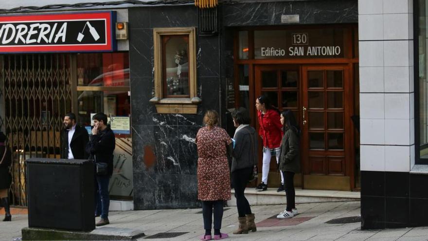 Trasladan al hospital a un bebé tras caer por una ventana en Oviedo