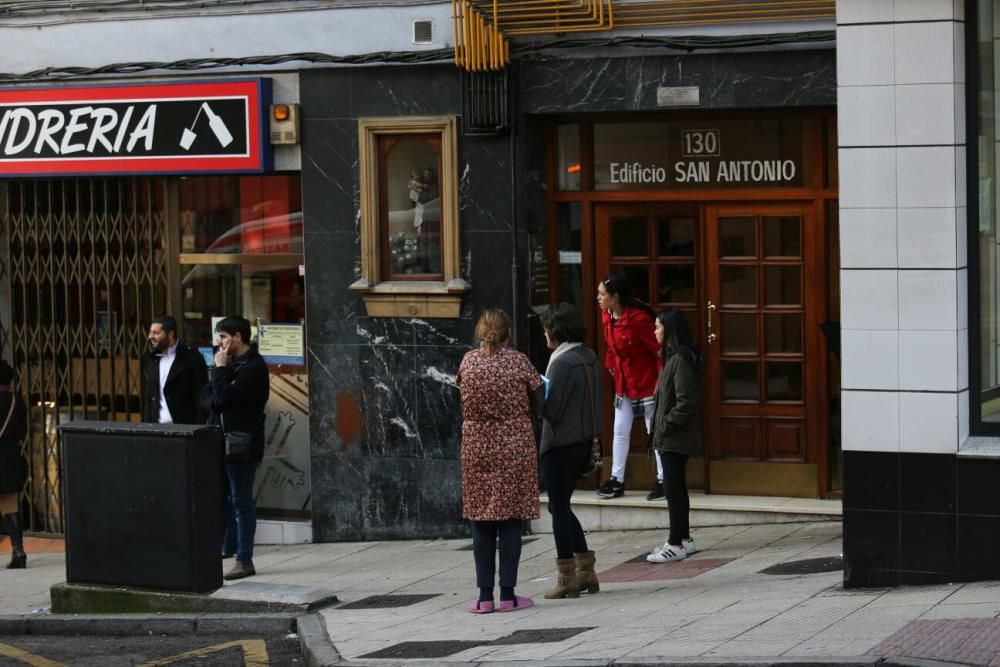 Trasladan al hospital a un bebé tras caer por una ventana en Oviedo