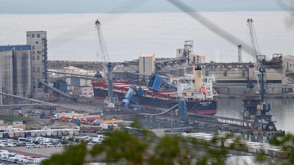 Embarcación afectada por la lluvia y el viento de la tormenta 'Nils' en el puerto de Sete, en el sur de Francia.