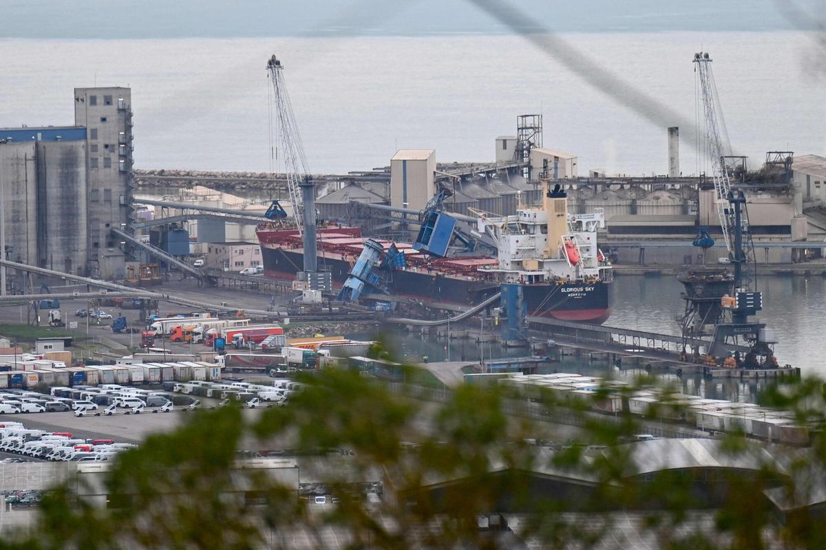 Embarcación afectada por la lluvia y el viento de la tormenta 'Nils' en el puerto de Sete, en el sur de Francia.