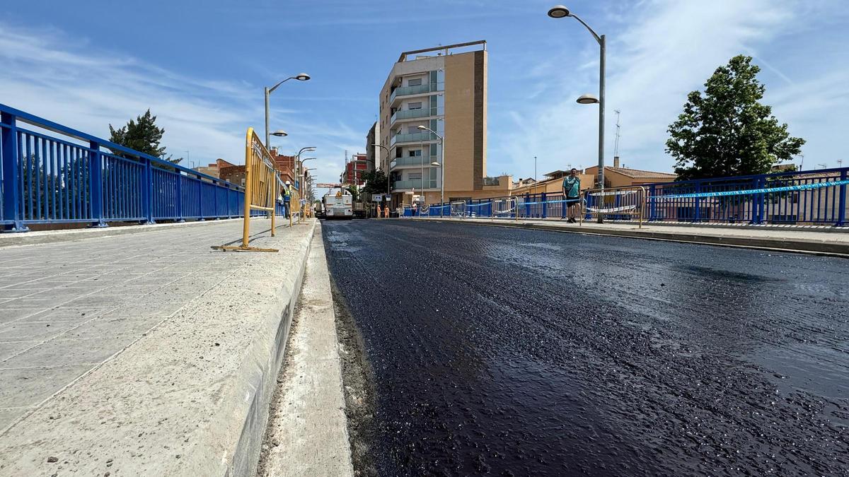 Este lunes se ha realizado el asfaltado como último paso para reabrir el puente entre Massanassa y Catarroja.