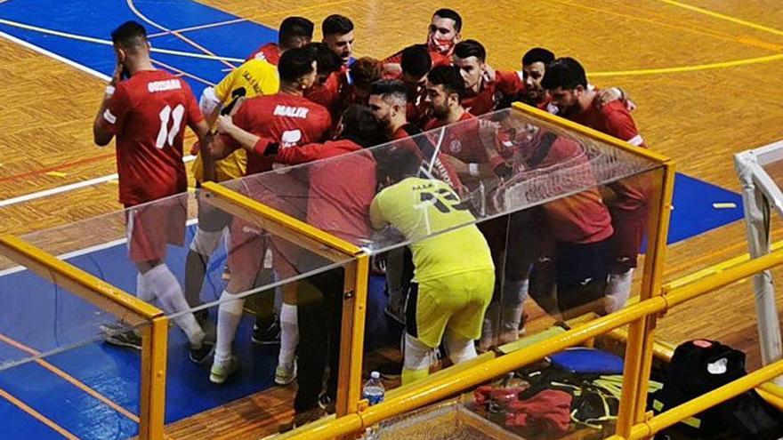 Els jugadors del Sala 5 Martorell reben ordres del seu entrenador