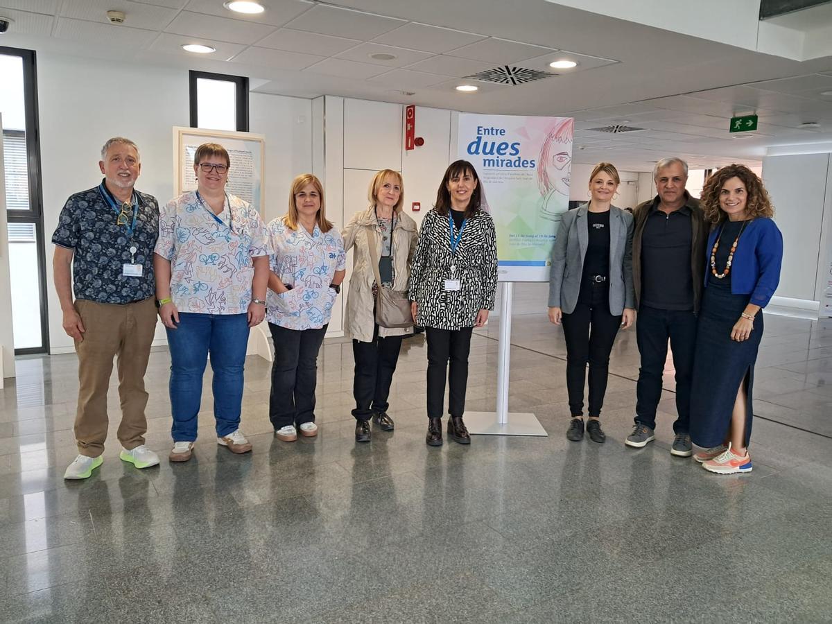 Responsables del servei, organitzadors de l'exposició, autoritats i participants en la inauguració