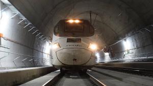 Un tren de pruebas de Renfe pasa por el túnel de la Variante de Pajares.