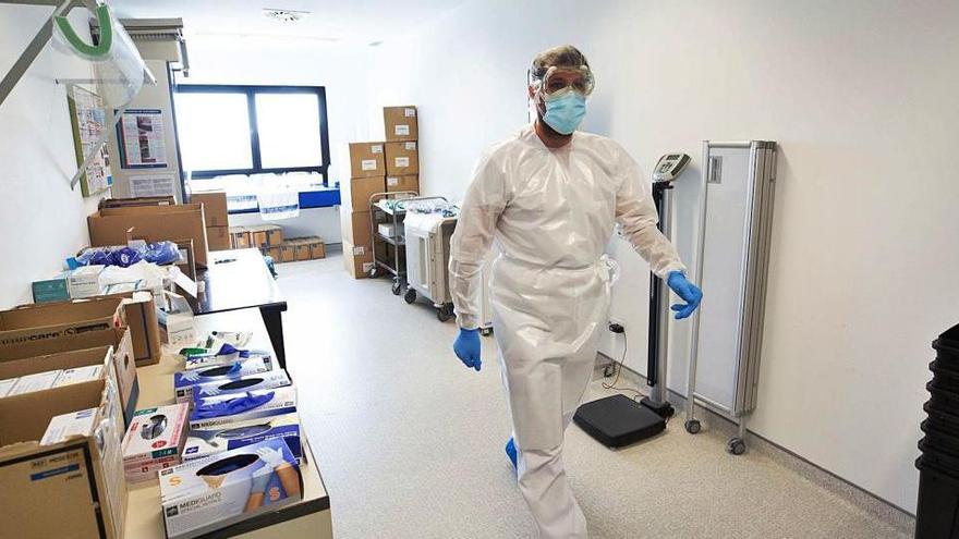 Un trabajador sanitario, ataviado con el equipo de protección, en la planta Covid del Hospital Can Misses.