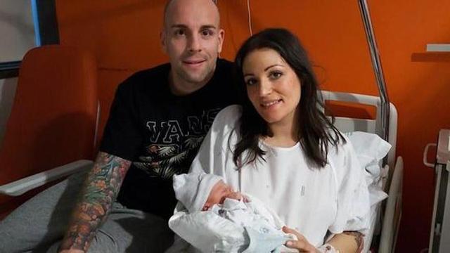 Die kleine Arlet mit ihren stolzen Eltern im Krankenhaus Son Espases.