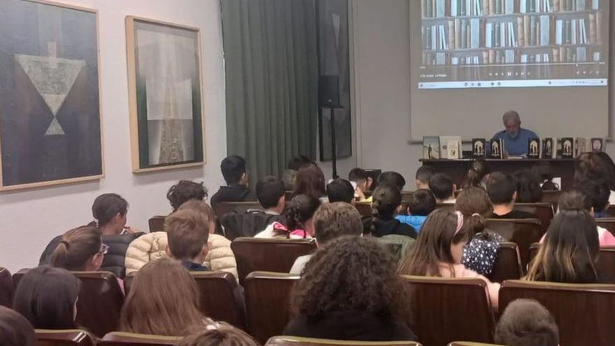 Escolares de Toro charlan con el escritor José María Lebrero