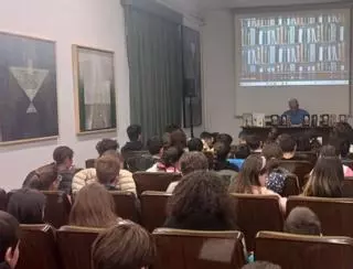 Escolares de Toro charlan con el escritor José María Lebrero