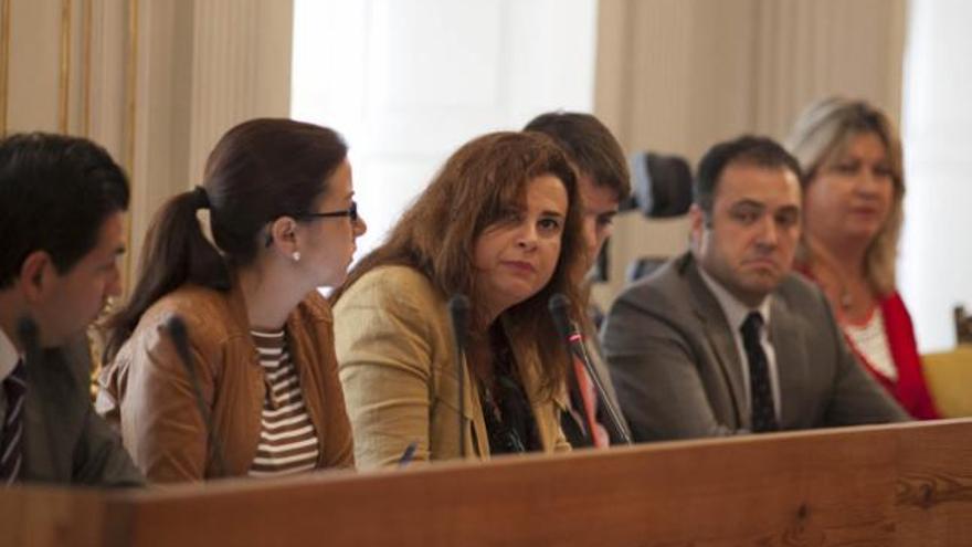 La edila Rosa Viera, flanqueada por María Amador y  Jaime Romero, Carlos Ester y Gloria Marrero. i  J.C. GUERRA