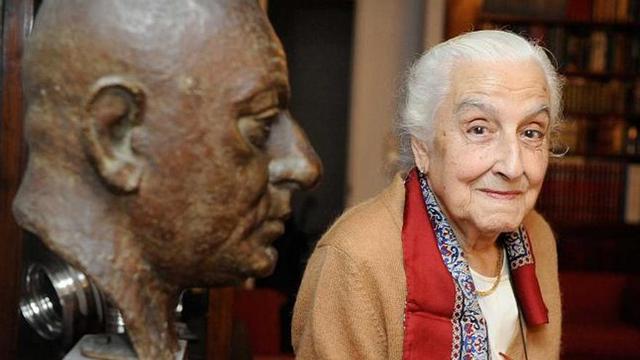 Rafaela Hervada posa ante el busto de su padre, Pancho Hervada, fundador de Radio Coruña. / víctor echave