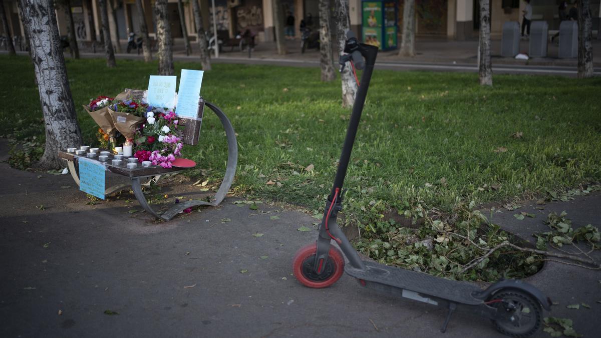 210524JM
HOMENATGE AL JOVE DE 15 ANYS MORT EN UN ACCIDENT AMB PATINET ELECTRIC A GRAN VIA AMB RAMBLA PRIM, 
FOTO JOAN MATEU PARRA
24/5/2021 BARCELONA