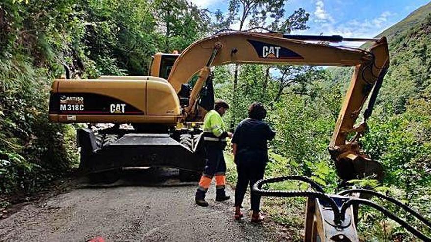 Una pala trabaja en el acceso a Riomolín.