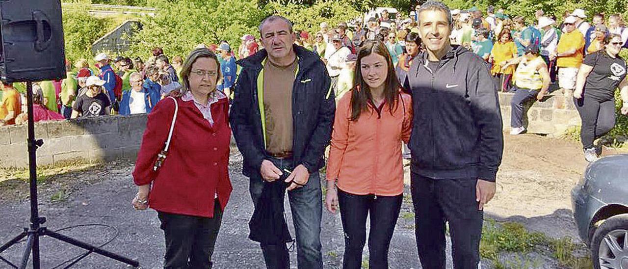 Por la izquierda, Goretti Quintana, Darío Campos, Mayra García y Fernando Suárez posan juntos en una pausa de la ruta por la senda verde del Eo.