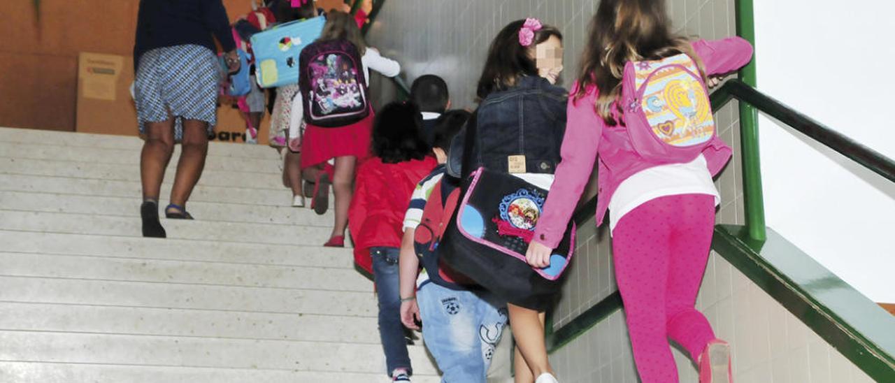 Un grupo de niños se dirige a clase acompañados de su profesora en Vilagarcía. // Iñaki Abella