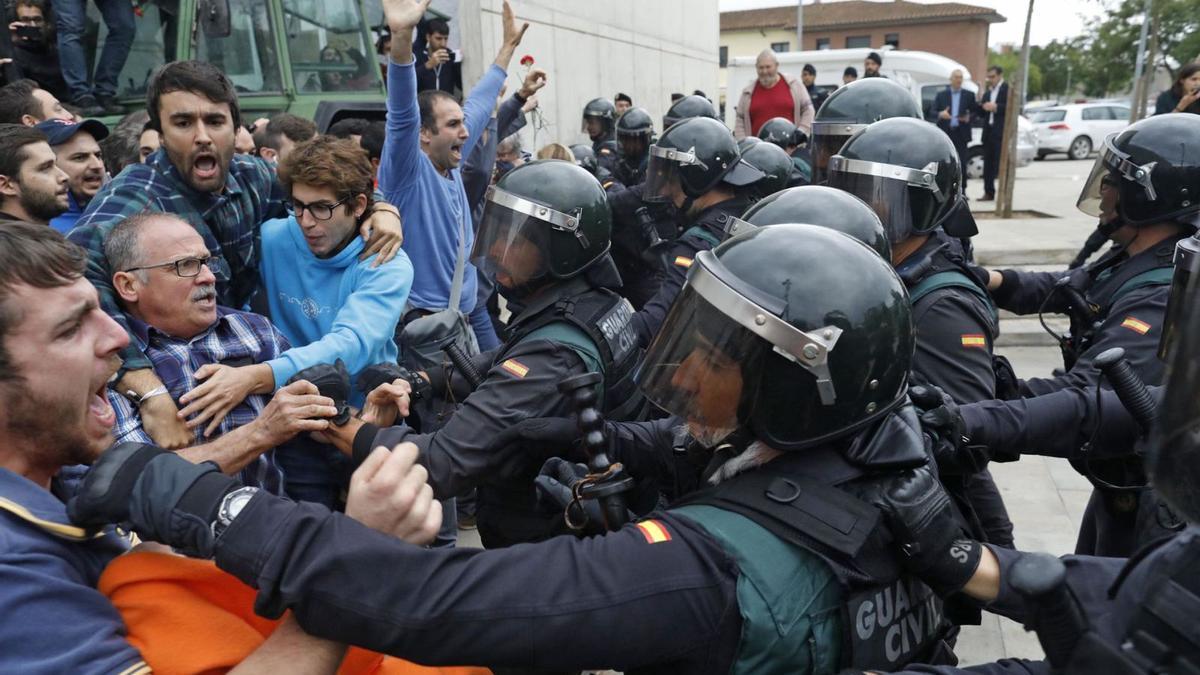 Càrregues policials al Pavelló de Sant Julià de Ramis l’1 d’octubre de 2017. | ANIOL RESCLOSA