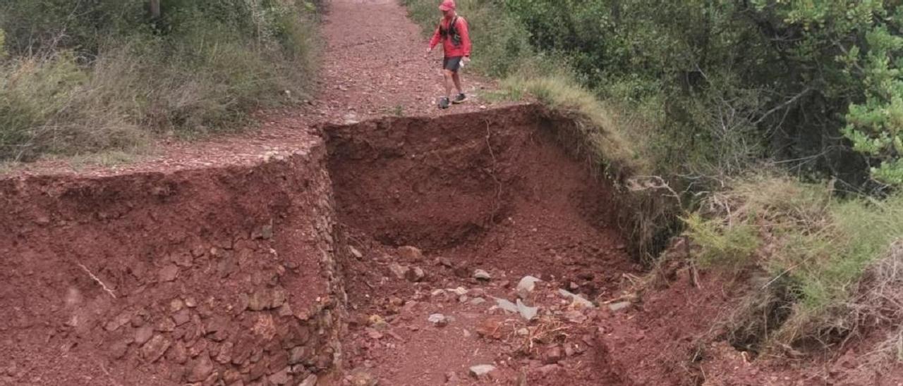Imagen del gran socavón que presenta la pista forestal de l'Oret en Eslida.