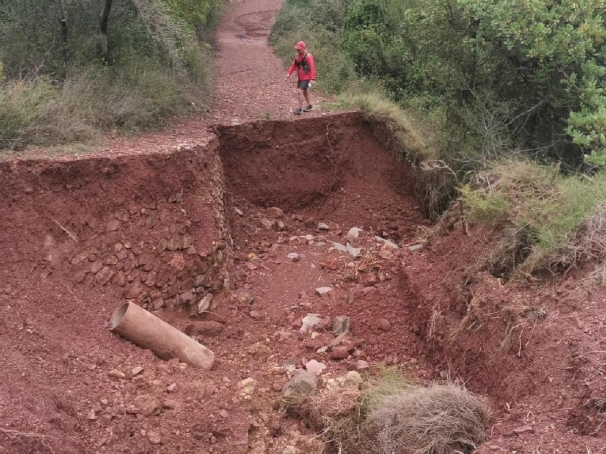 Imagen del gran socavón que presenta la pista forestal de l'Oret en Eslida.