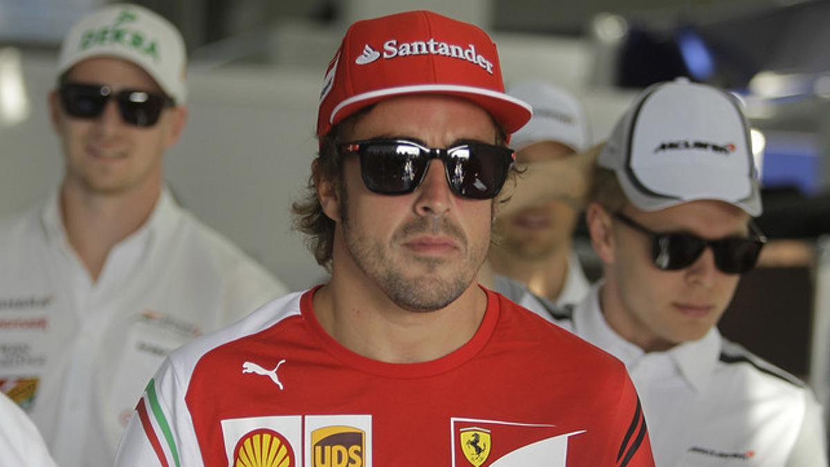 Fernando Alonso, antes de comenzar el GP de Baréin en el circuito de Sakhir