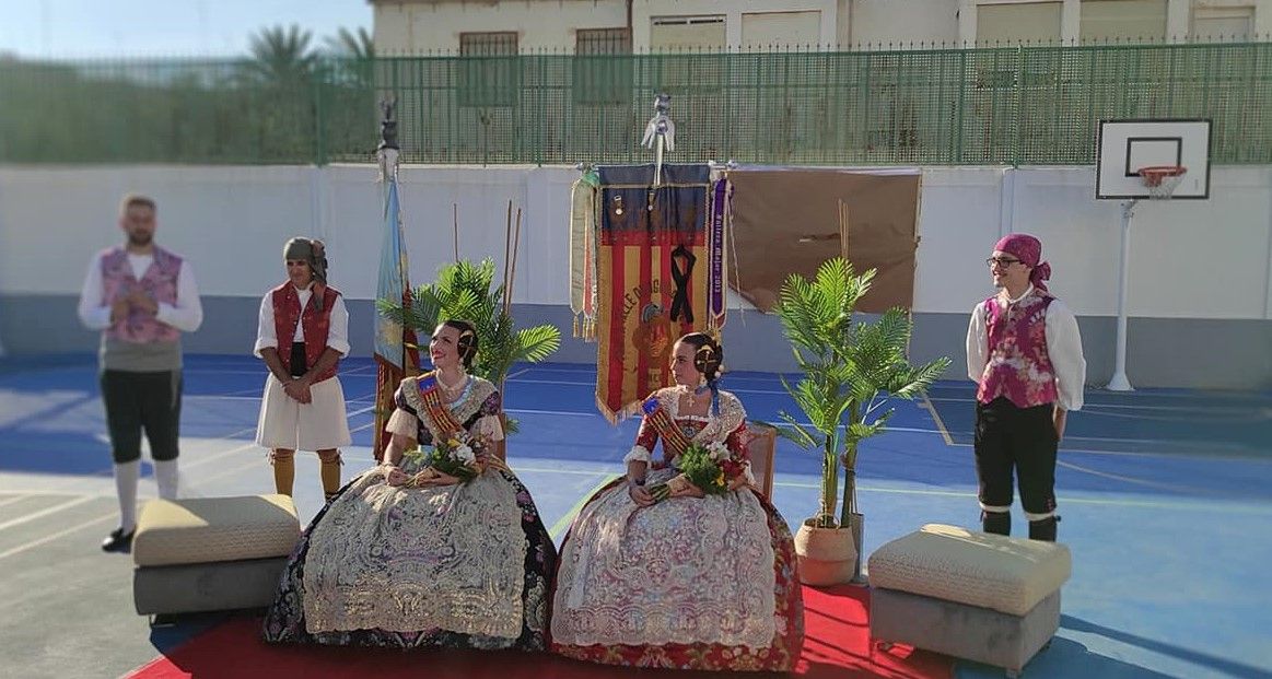 Una imposición de bandas falleras en la pista de un polideportivo