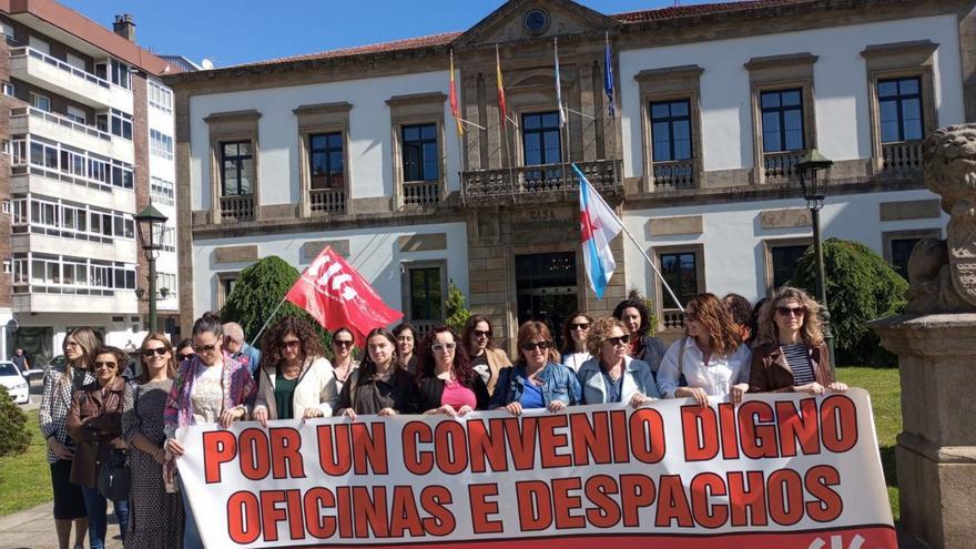 Concentración ayer a mediodía frente al Concello de Vilagarcía.