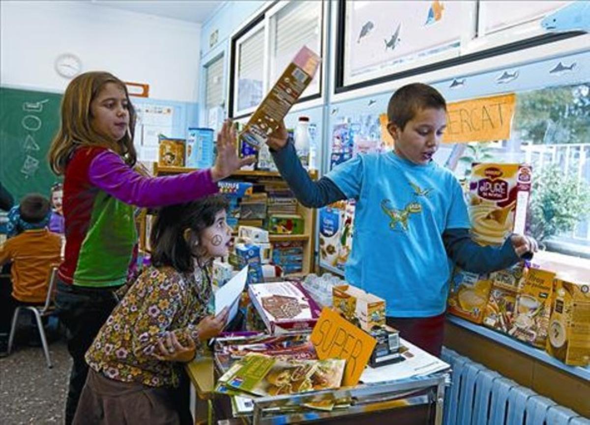 Activitats 8 Un alumne simula que ven a dues companyes productes en un supermercat.