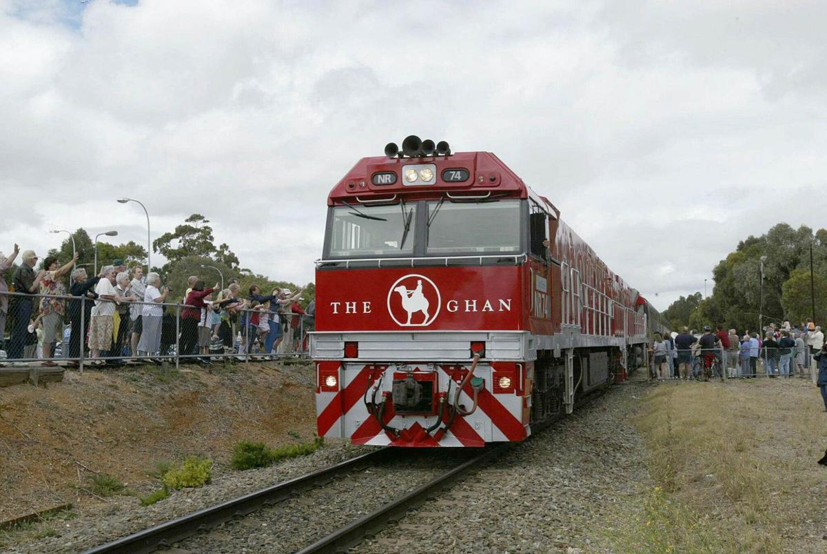 El tren australiano Ghan, en su reinauguración de ruta el 1 de febrero de 2004