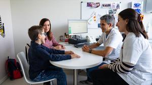 Los investigadores del Hospital Sant Joan de Déu Daniel Natera y Berta Estévez con Martí, un paciente infantil que ya tiene diagnóstico de una enfermedad rara