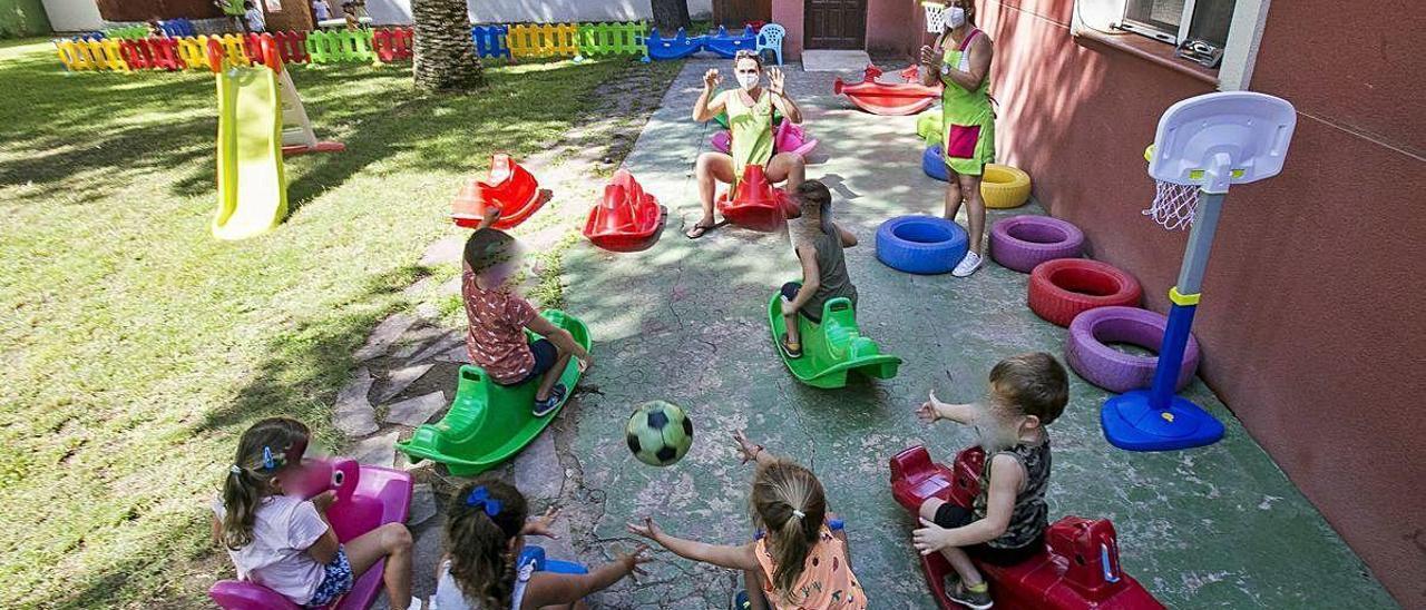 Niños ayer en el primer día de la escuela infantil de verano Picapiedra en las instalaciones al aire libre.